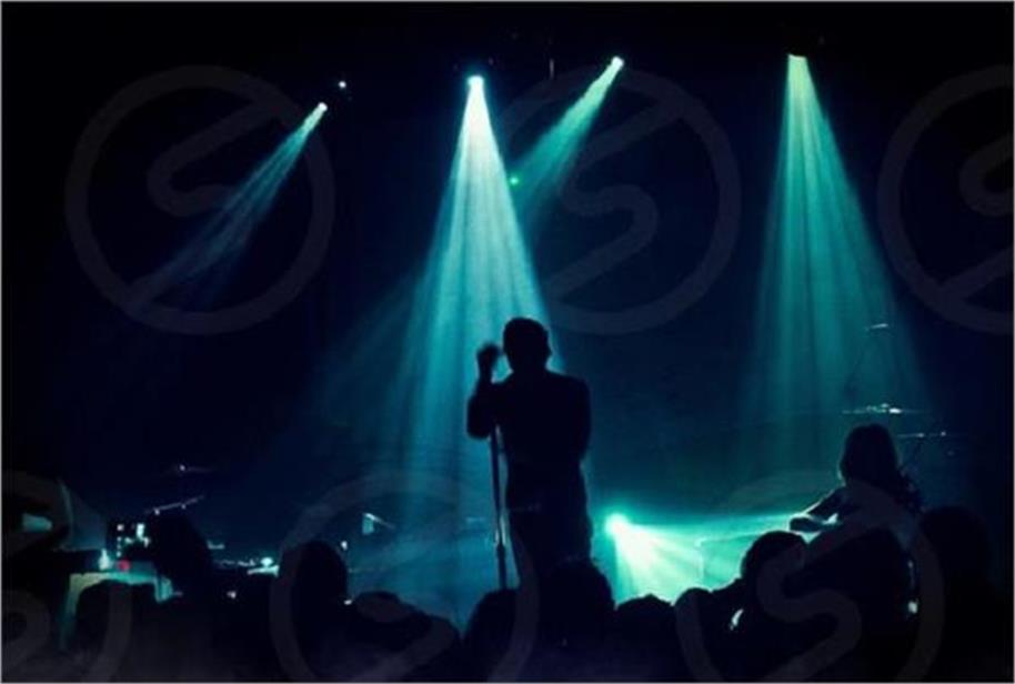 Uproar at famous singer's show, singer runs away from stage