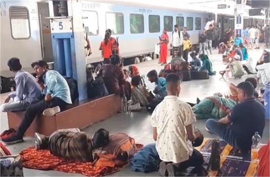 Major trains including Shaan-e-Punjab, Shatabdi resume operations